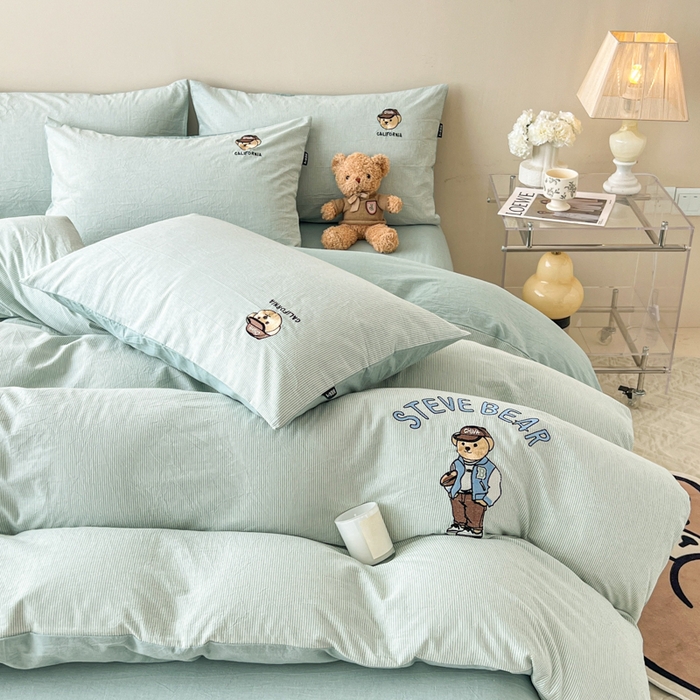 91家纺网 家纺一手货源 找家纺 2025新款A类全棉色织水洗棉可爱小熊刺绣四件套 小熊先生-条纹蓝