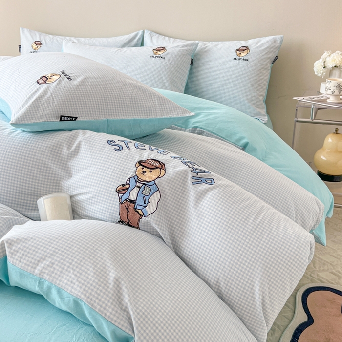 91家纺网 家纺一手货源 找家纺 2025新款A类全棉色织水洗棉可爱小熊刺绣四件套 小熊先生-天空蓝