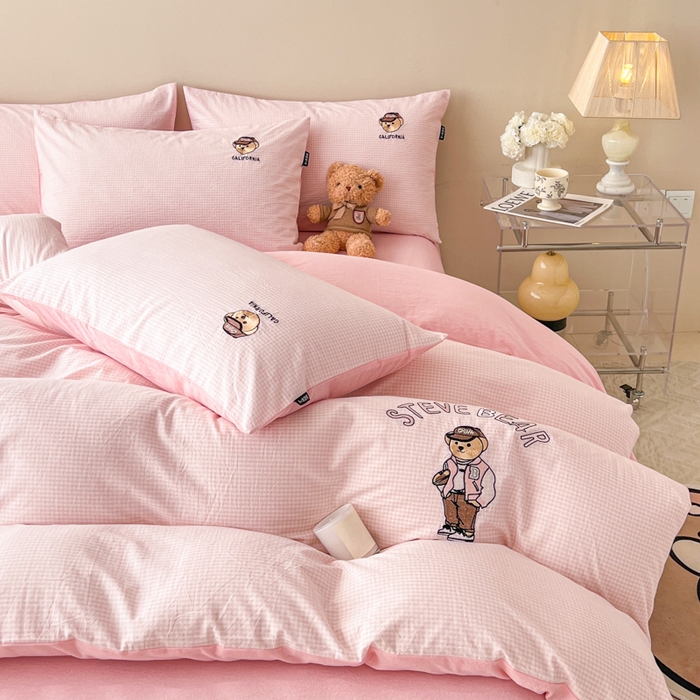 91家纺网 家纺一手货源 找家纺 2025新款A类全棉色织水洗棉可爱小熊刺绣四件套 小熊先生-嫩粉