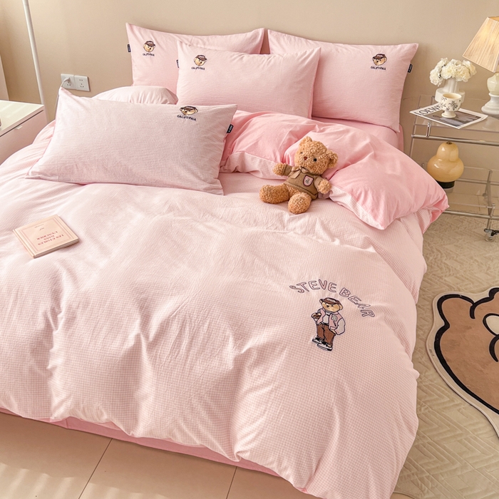 91家纺网 家纺一手货源 找家纺 2025新款A类全棉色织水洗棉可爱小熊刺绣四件套 小熊先生-嫩粉