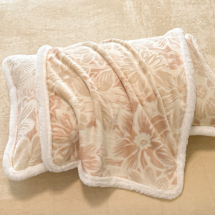 91家纺网 家纺一手货源 找家纺 畅畅家纺 2025新款兔毛绒大包边雕花牛奶绒绒四件套 梵花-米白