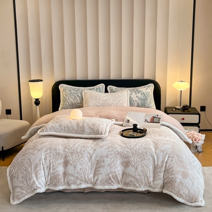 91家纺网 家纺一手货源 找家纺 畅畅家纺 2025新款兔毛绒大包边雕花牛奶绒绒四件套 森林奇境-卡其