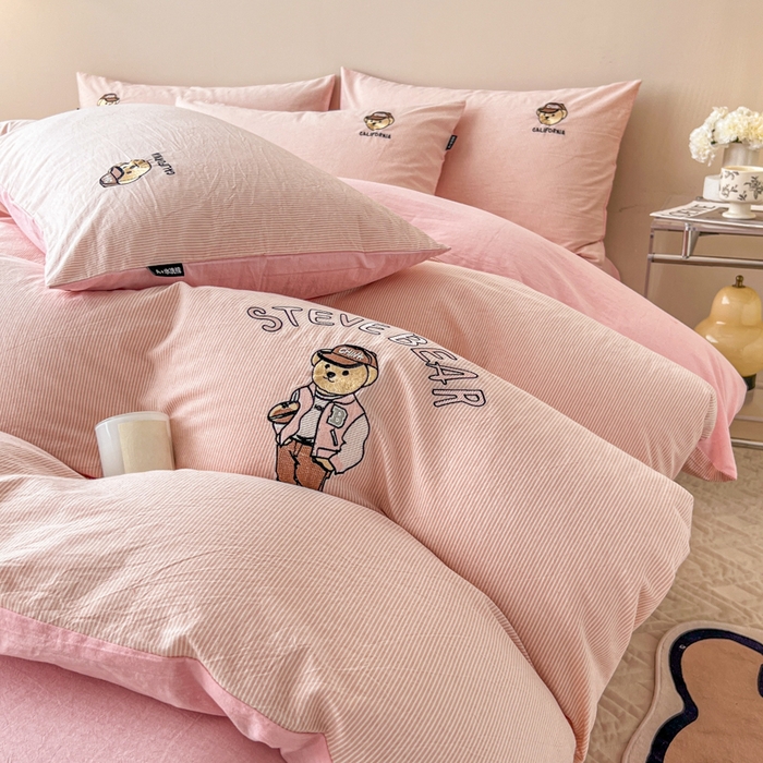 91家纺网 家纺一手货源 找家纺 2025新款A类全棉色织水洗棉可爱小熊刺绣四件套 小熊先生-条纹粉