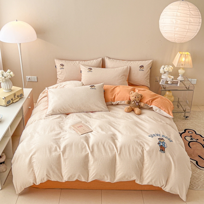 91家纺网 家纺一手货源 找家纺 2025新款A类全棉色织水洗棉可爱小熊刺绣四件套 小熊先生-格子咖