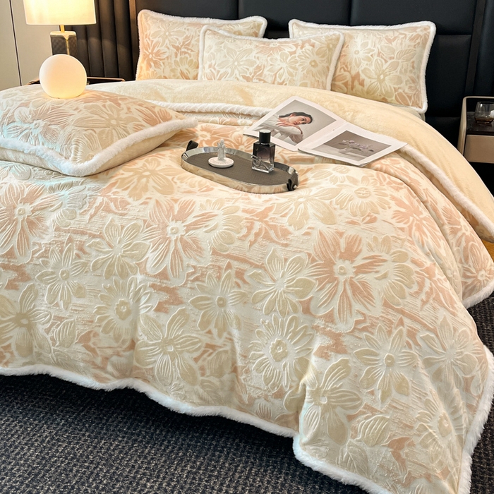 91家纺网 家纺一手货源 找家纺 畅畅家纺 2025新款兔毛绒大包边雕花牛奶绒绒四件套 梵花-米白