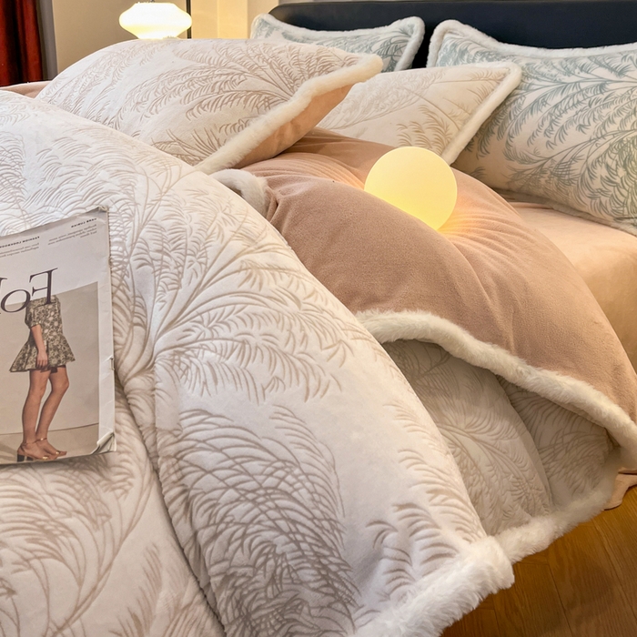 91家纺网 家纺一手货源 找家纺 畅畅家纺 2025新款兔毛绒大包边雕花牛奶绒绒四件套 森林奇境-卡其