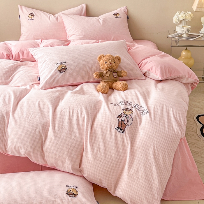 91家纺网 家纺一手货源 找家纺 2025新款A类全棉色织水洗棉可爱小熊刺绣四件套 小熊先生-嫩粉