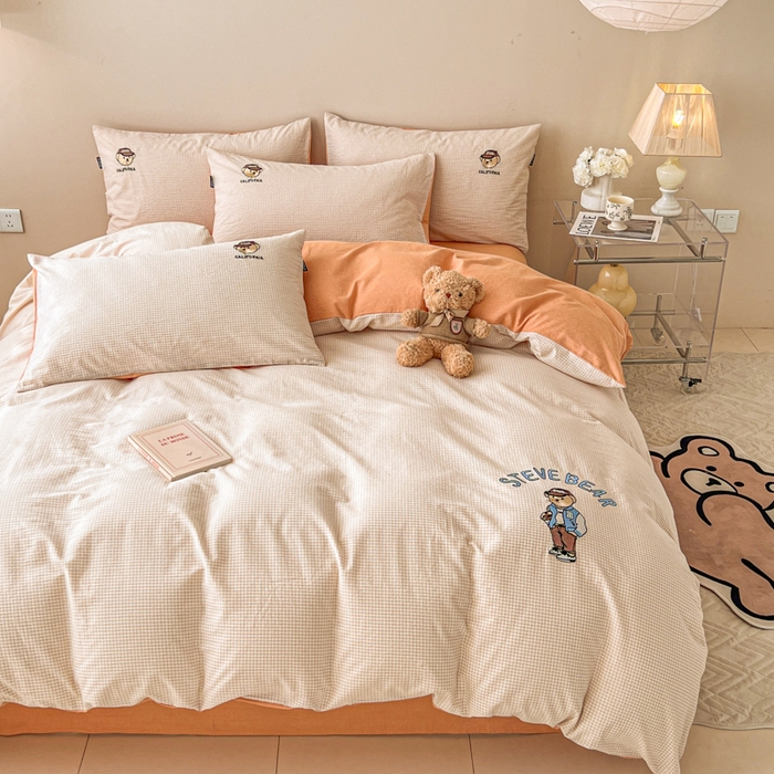 91家纺网 家纺一手货源 找家纺 2025新款A类全棉色织水洗棉可爱小熊刺绣四件套 小熊先生-格子咖