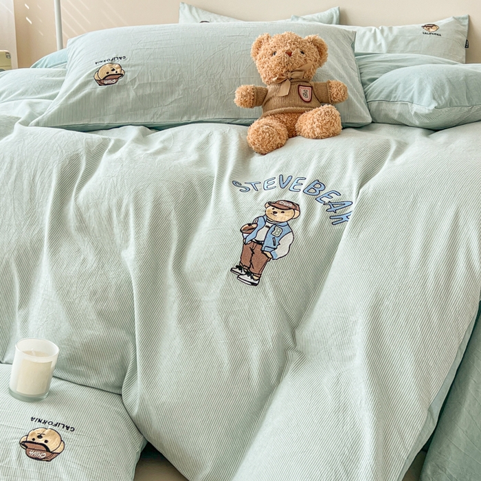 91家纺网 家纺一手货源 找家纺 2025新款A类全棉色织水洗棉可爱小熊刺绣四件套 小熊先生-条纹蓝