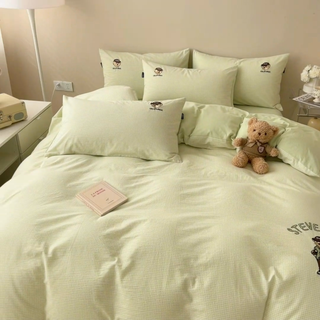 91家纺网 家纺一手货源 找家纺 2025新款A类全棉色织水洗棉可爱小熊刺绣四件套 小熊先生-草绿