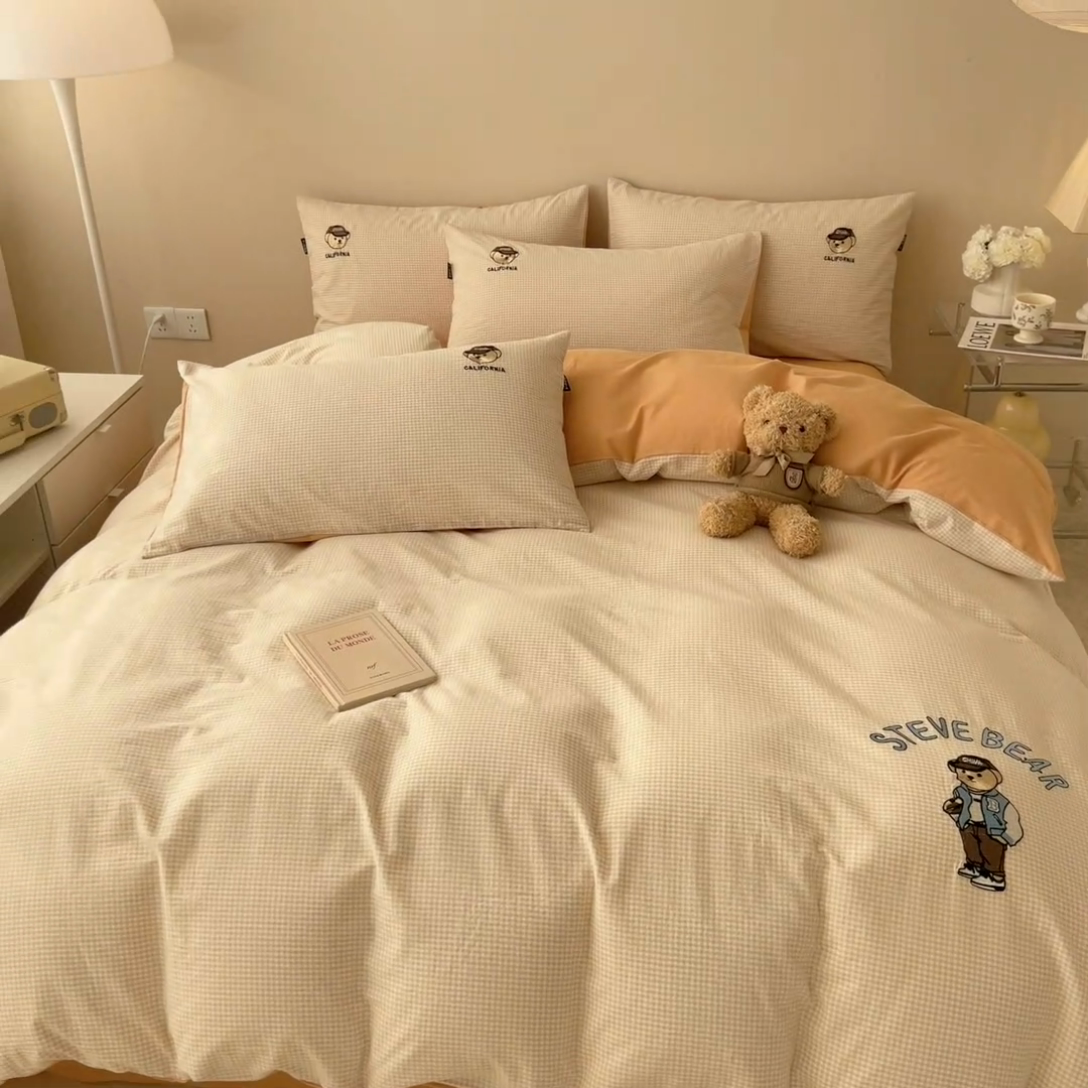 91家纺网 家纺一手货源 找家纺 2025新款A类全棉色织水洗棉可爱小熊刺绣四件套 小熊先生-格子咖