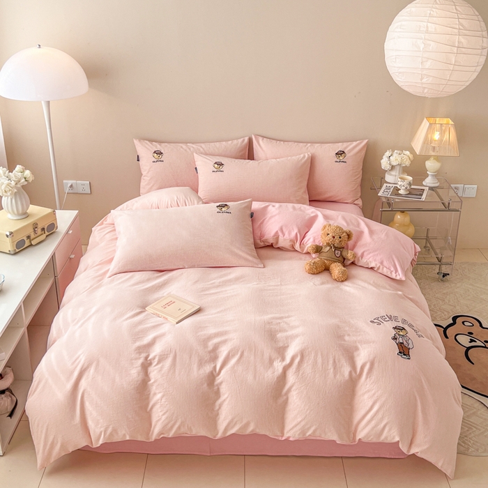 91家纺网 家纺一手货源 找家纺 2025新款A类全棉色织水洗棉可爱小熊刺绣四件套 小熊先生-条纹粉