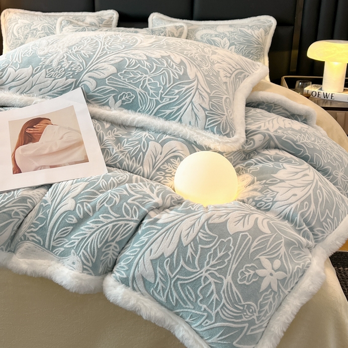 91家纺网 家纺一手货源 找家纺 畅畅家纺 2025新款兔毛绒大包边雕花牛奶绒绒四件套 香缇娜-蓝