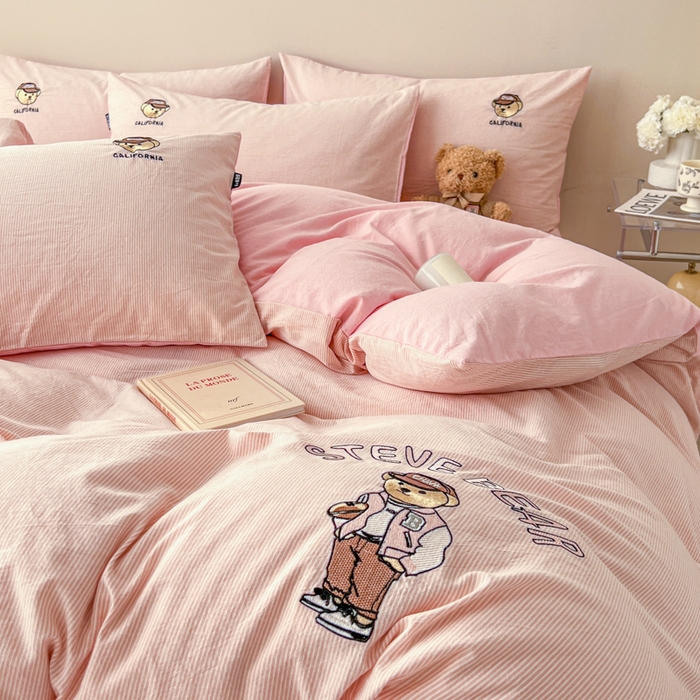 91家纺网 家纺一手货源 找家纺 2025新款A类全棉色织水洗棉可爱小熊刺绣四件套 小熊先生-条纹粉