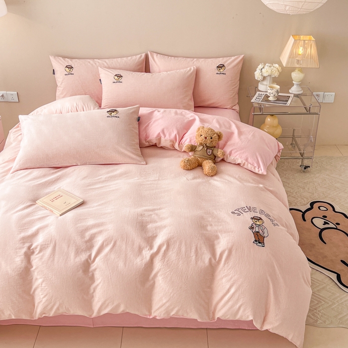 91家纺网 家纺一手货源 找家纺 2025新款A类全棉色织水洗棉可爱小熊刺绣四件套 小熊先生-条纹粉