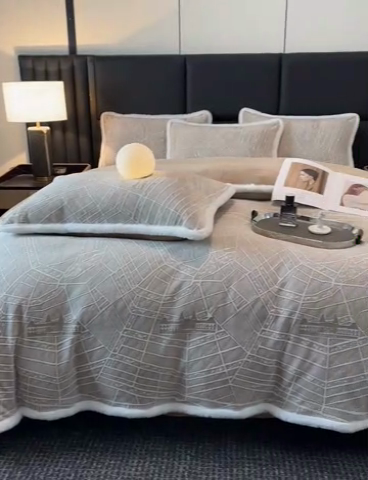 91家纺网 家纺一手货源 找家纺 畅畅家纺 2025新款兔毛绒大包边雕花牛奶绒绒四件套 江南-卡其