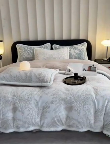 91家纺网 家纺一手货源 找家纺 畅畅家纺 2025新款兔毛绒大包边雕花牛奶绒绒四件套 森林奇境-卡其