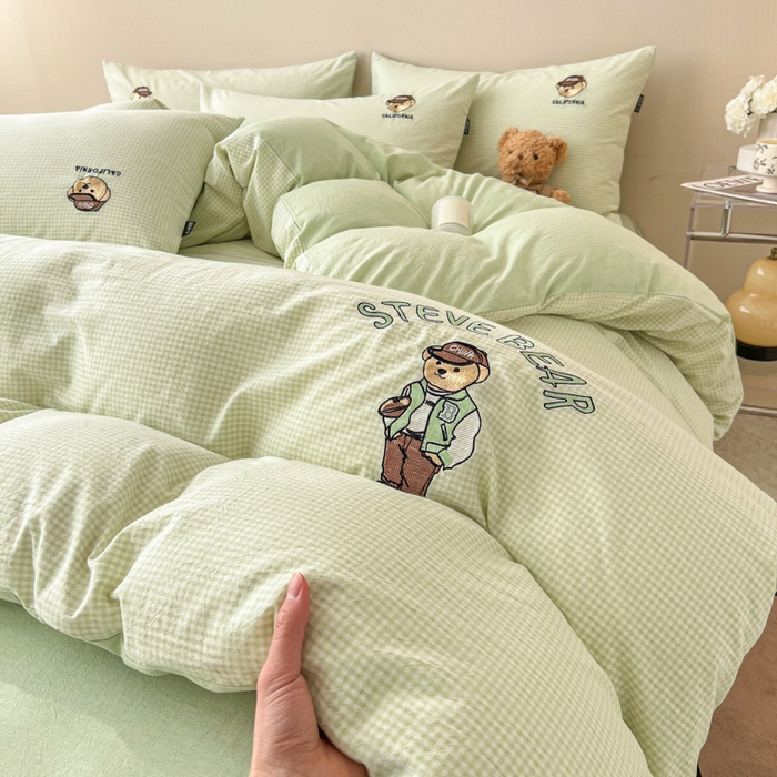 91家纺网 家纺一手货源 找家纺 2025新款A类全棉色织水洗棉可爱小熊刺绣四件套 小熊先生-草绿