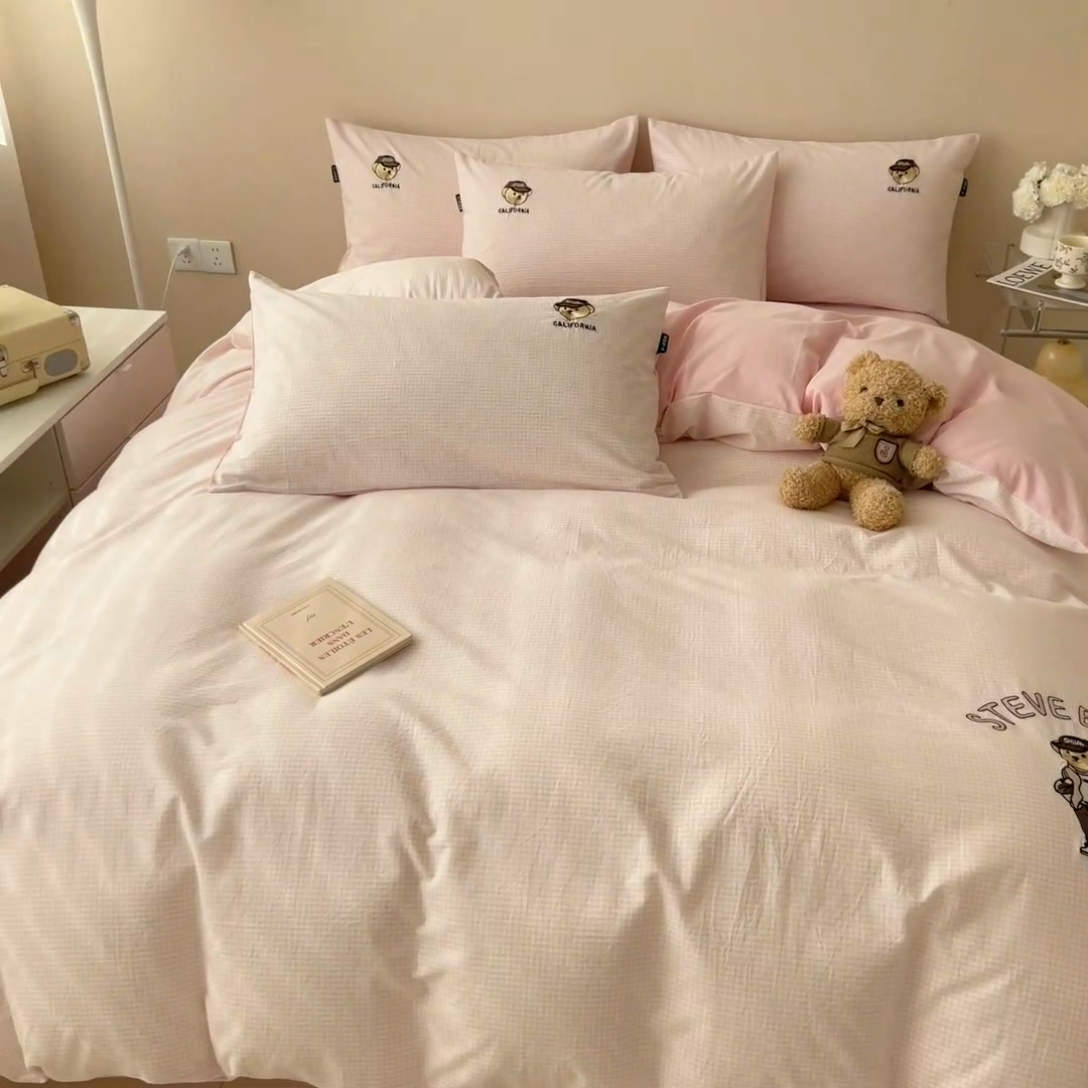 91家纺网 家纺一手货源 找家纺 2025新款A类全棉色织水洗棉可爱小熊刺绣四件套 小熊先生-条纹粉