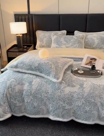 91家纺网 家纺一手货源 找家纺 畅畅家纺 2025新款兔毛绒大包边雕花牛奶绒绒四件套 香缇娜-蓝