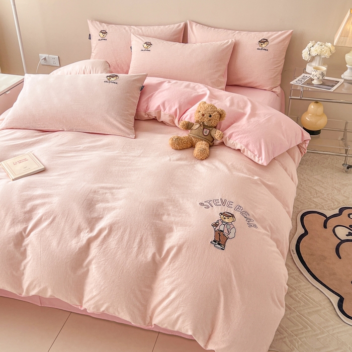 91家纺网 家纺一手货源 找家纺 2025新款A类全棉色织水洗棉可爱小熊刺绣四件套 小熊先生-条纹粉