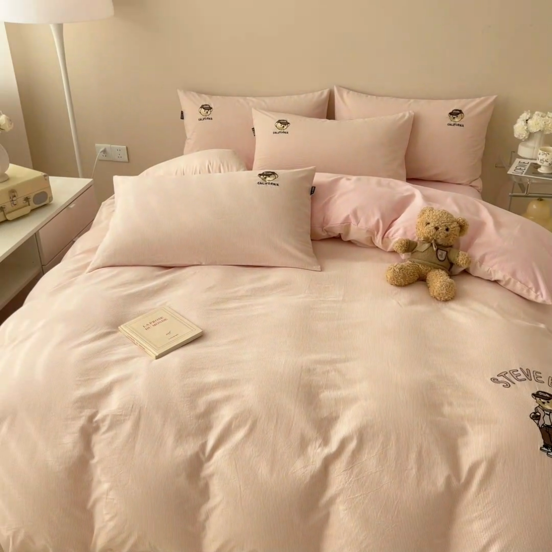 91家纺网 家纺一手货源 找家纺 2025新款A类全棉色织水洗棉可爱小熊刺绣四件套 小熊先生-嫩粉