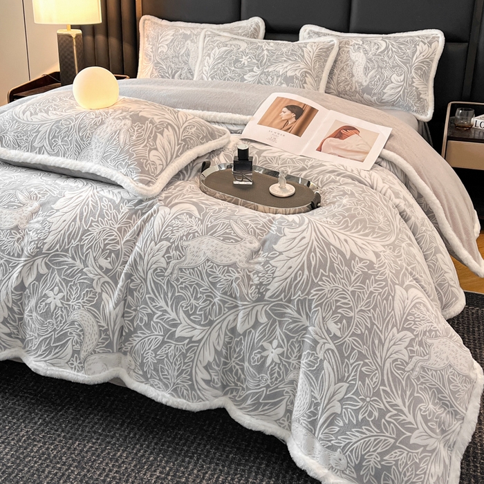 91家纺网 家纺一手货源 找家纺 畅畅家纺 2025新款兔毛绒大包边雕花牛奶绒绒四件套 香缇娜-灰
