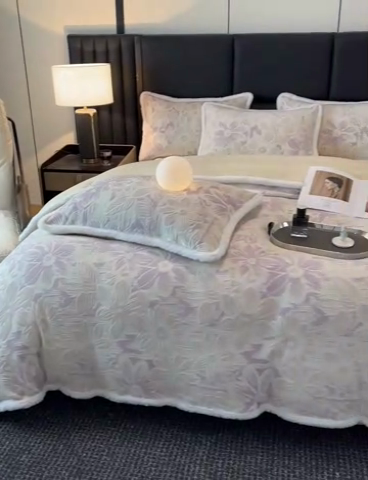 91家纺网 家纺一手货源 找家纺 畅畅家纺 2025新款兔毛绒大包边雕花牛奶绒绒四件套 梵花-紫金