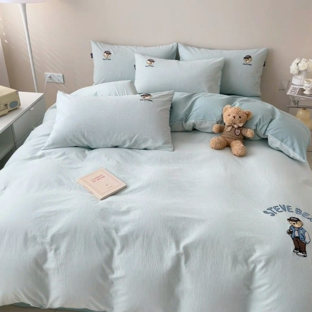 91家纺网 家纺一手货源 找家纺 2025新款A类全棉色织水洗棉可爱小熊刺绣四件套 小熊先生-天空蓝