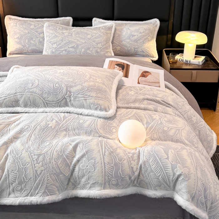 91家纺网 家纺一手货源 找家纺 畅畅家纺 2025新款兔毛绒大包边雕花牛奶绒绒四件套 叶语-灰