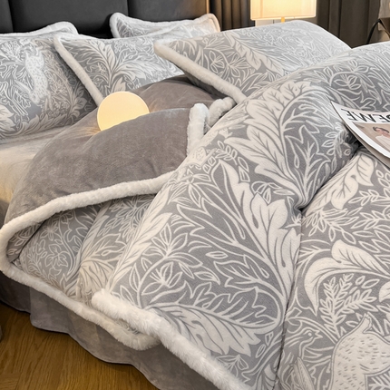 畅畅家纺 2025新款兔毛绒大包边雕花牛奶绒绒四件套 香缇娜-灰