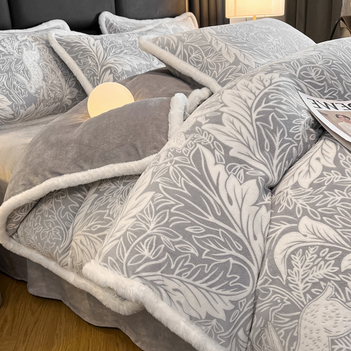 91家纺网 家纺一手货源 找家纺 畅畅家纺 2025新款兔毛绒大包边雕花牛奶绒绒四件套 香缇娜-灰