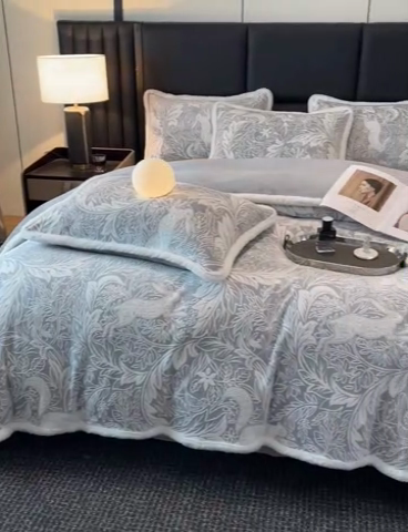 91家纺网 家纺一手货源 找家纺 畅畅家纺 2025新款兔毛绒大包边雕花牛奶绒绒四件套 香缇娜-灰