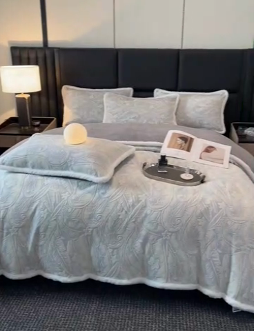 91家纺网 家纺一手货源 找家纺 畅畅家纺 2025新款兔毛绒大包边雕花牛奶绒绒四件套 叶语-灰