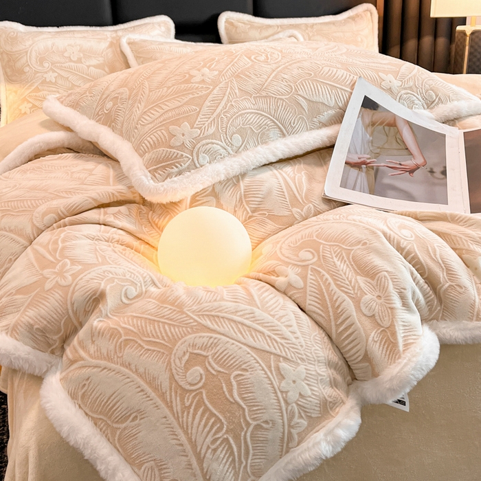 91家纺网 家纺一手货源 找家纺 畅畅家纺 2025新款兔毛绒大包边雕花牛奶绒绒四件套 叶语-浅咖