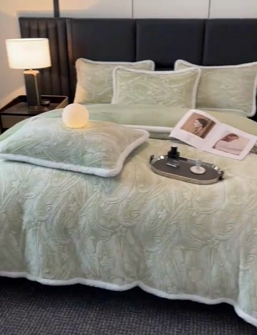 91家纺网 家纺一手货源 找家纺 畅畅家纺 2025新款兔毛绒大包边雕花牛奶绒绒四件套 叶语-绿