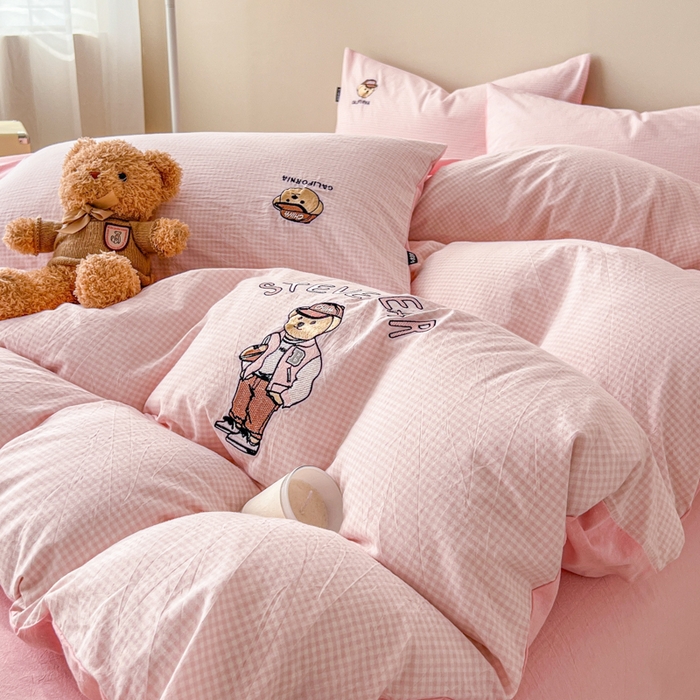 91家纺网 家纺一手货源 找家纺 2025新款A类全棉色织水洗棉可爱小熊刺绣四件套 小熊先生-嫩粉