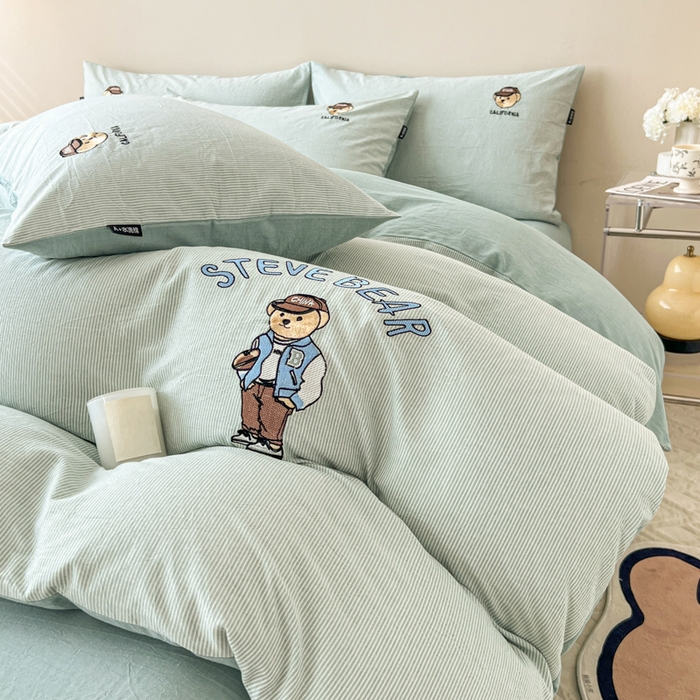 91家纺网 家纺一手货源 找家纺 2025新款A类全棉色织水洗棉可爱小熊刺绣四件套 小熊先生-条纹蓝