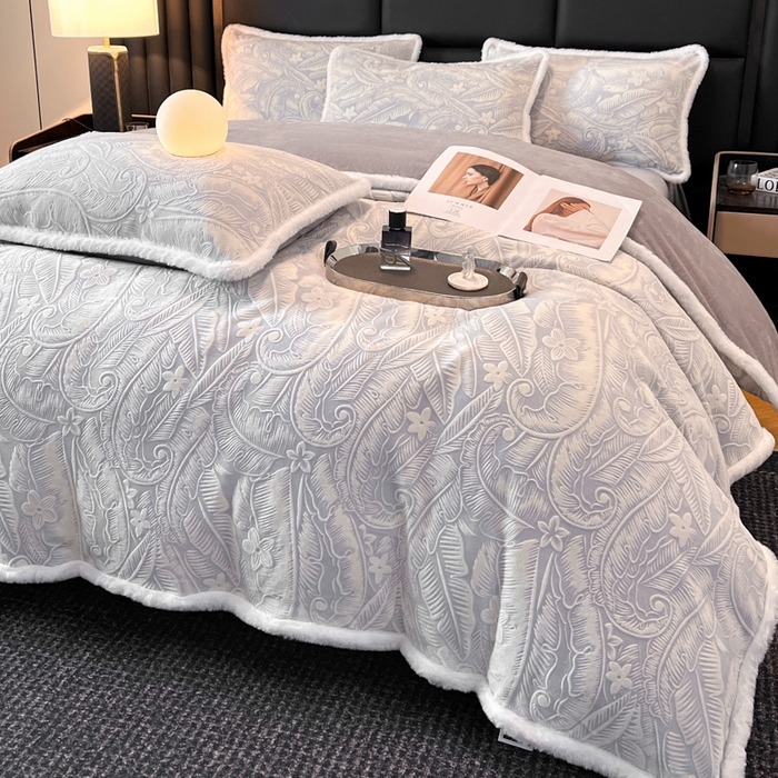 91家纺网 家纺一手货源 找家纺 畅畅家纺 2025新款兔毛绒大包边雕花牛奶绒绒四件套 叶语-灰