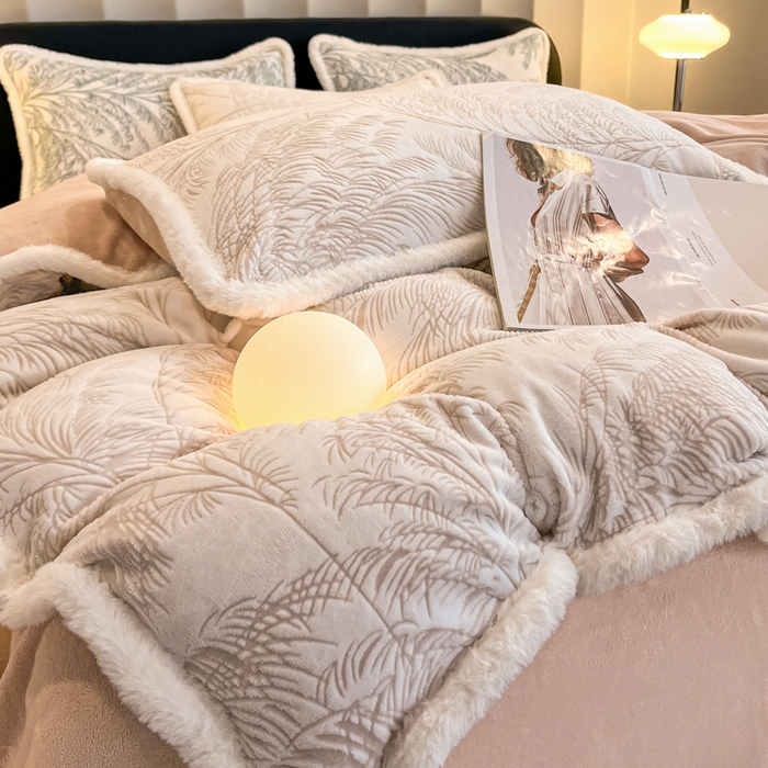 91家纺网 家纺一手货源 找家纺 畅畅家纺 2025新款兔毛绒大包边雕花牛奶绒绒四件套 森林奇境-卡其