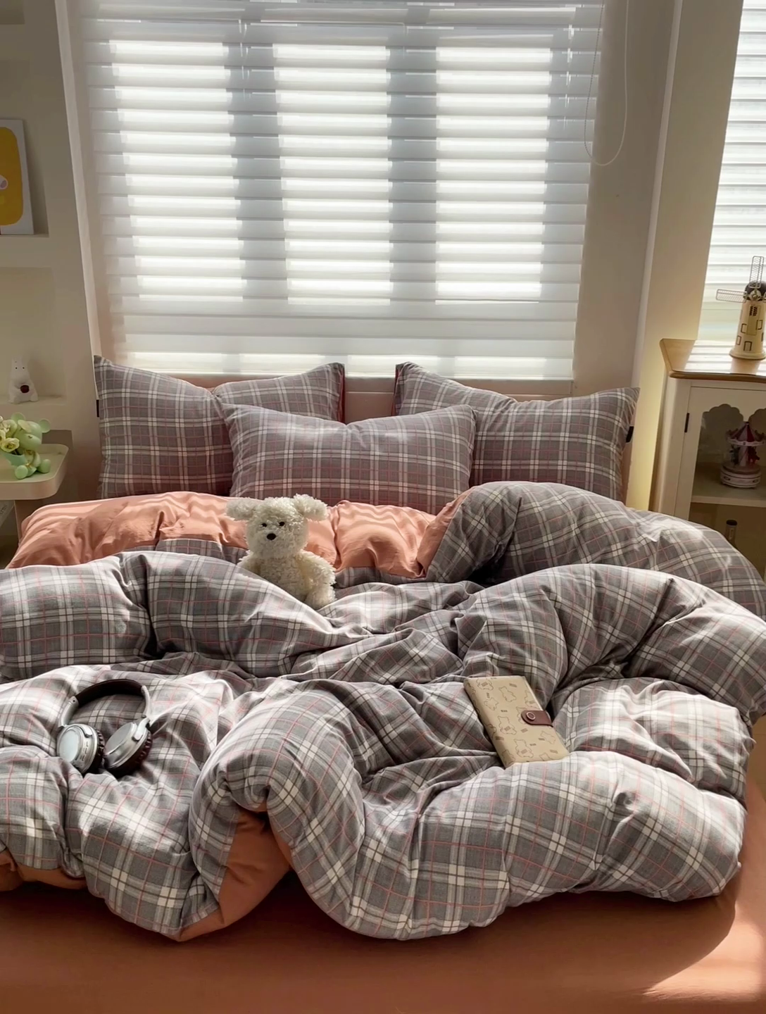 91家纺网 家纺一手货源 找家纺 娜娜2025新款A类针织双层纱印花四件套 格子先生-咖