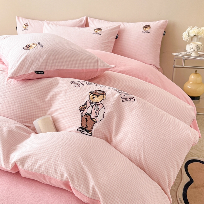 91家纺网 家纺一手货源 找家纺 2025新款A类全棉色织水洗棉可爱小熊刺绣四件套 小熊先生-嫩粉