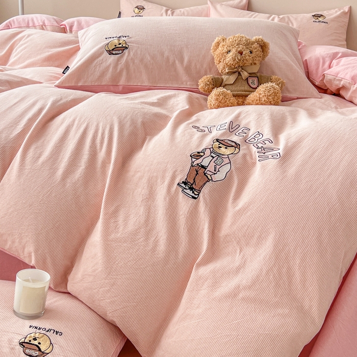 91家纺网 家纺一手货源 找家纺 2025新款A类全棉色织水洗棉可爱小熊刺绣四件套 小熊先生-条纹粉