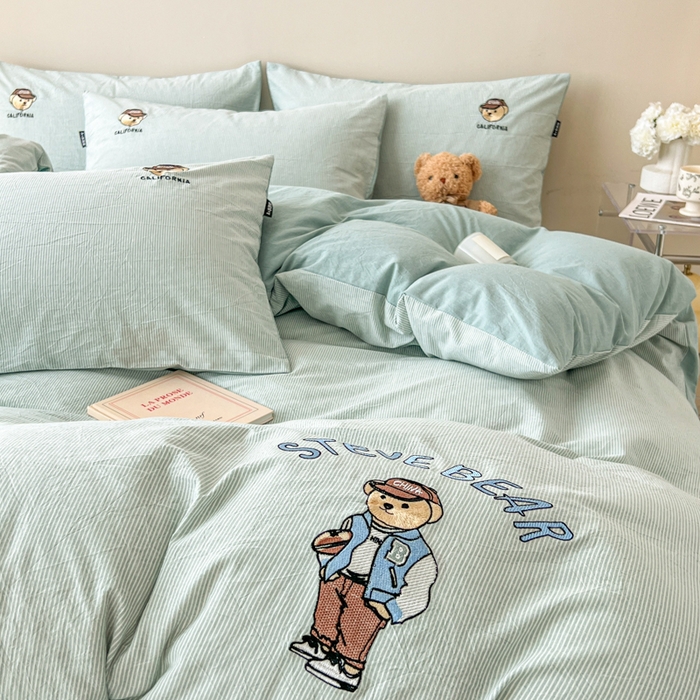 91家纺网 家纺一手货源 找家纺 2025新款A类全棉色织水洗棉可爱小熊刺绣四件套 小熊先生-条纹蓝