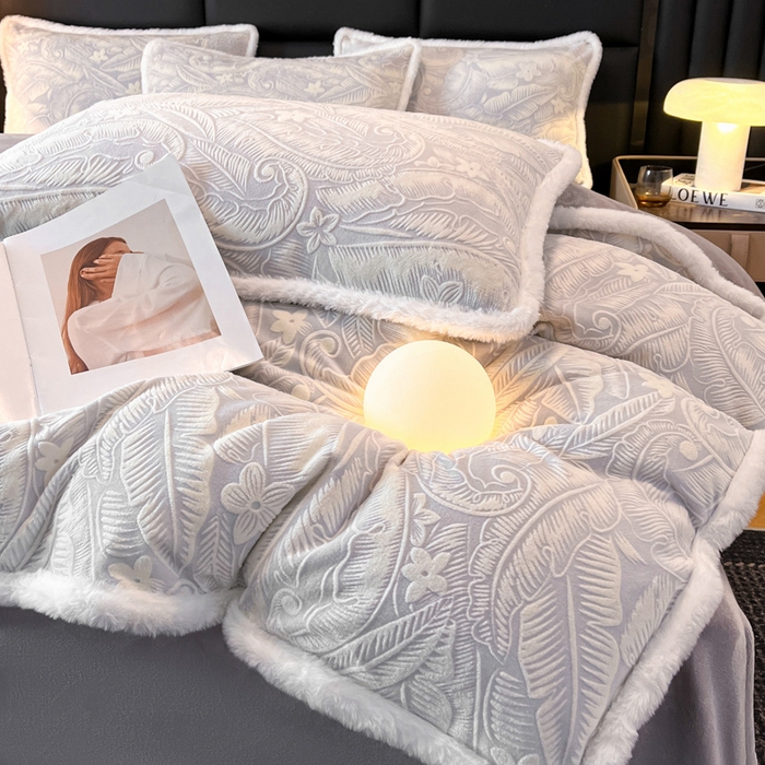 91家纺网 家纺一手货源 找家纺 畅畅家纺 2025新款兔毛绒大包边雕花牛奶绒绒四件套 叶语-灰