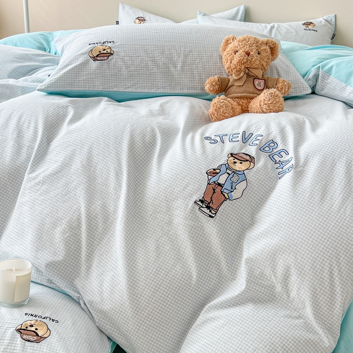 91家纺网 家纺一手货源 找家纺 2025新款A类全棉色织水洗棉可爱小熊刺绣四件套 小熊先生-天空蓝