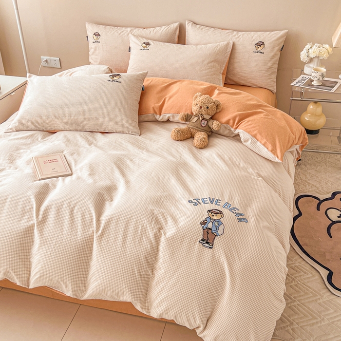 91家纺网 家纺一手货源 找家纺 2025新款A类全棉色织水洗棉可爱小熊刺绣四件套 小熊先生-格子咖