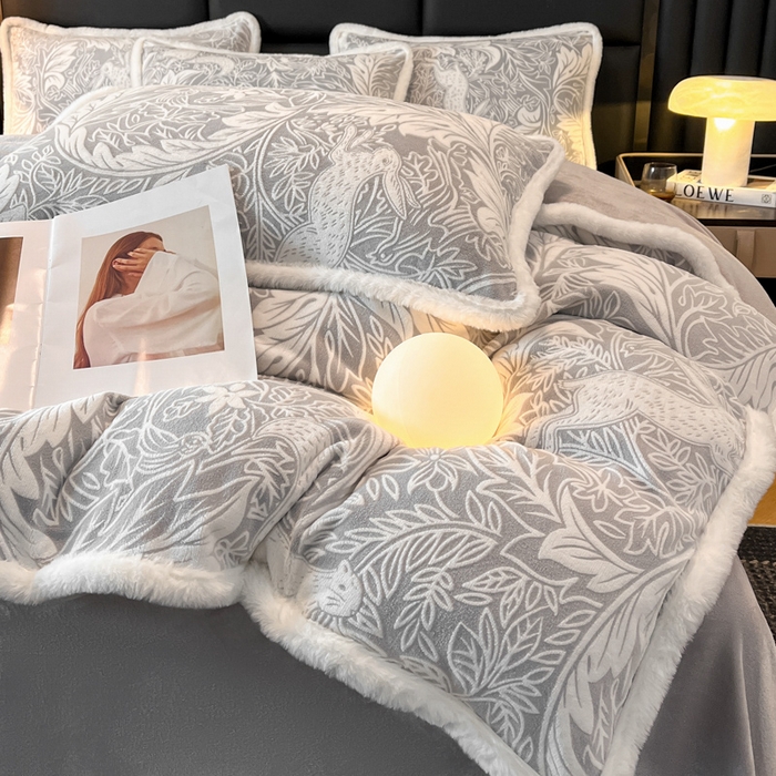 91家纺网 家纺一手货源 找家纺 畅畅家纺 2025新款兔毛绒大包边雕花牛奶绒绒四件套 香缇娜-灰