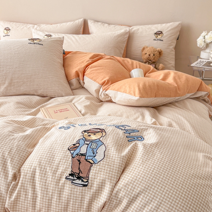 91家纺网 家纺一手货源 找家纺 2025新款A类全棉色织水洗棉可爱小熊刺绣四件套 小熊先生-格子咖