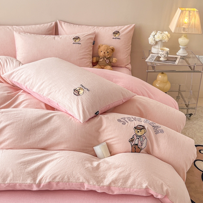 91家纺网 家纺一手货源 找家纺 2025新款A类全棉色织水洗棉可爱小熊刺绣四件套 小熊先生-条纹粉